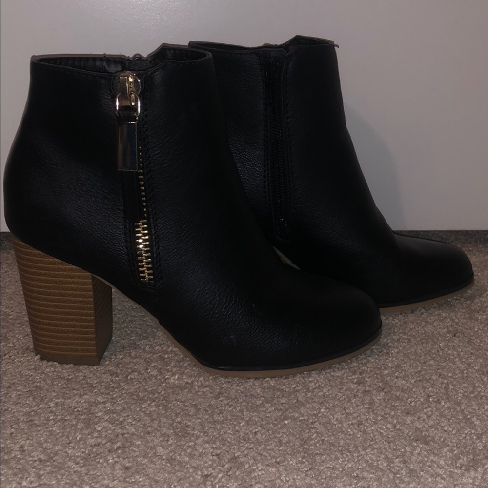 Apt. 9 Black Stacked Heel Booties Size 6
